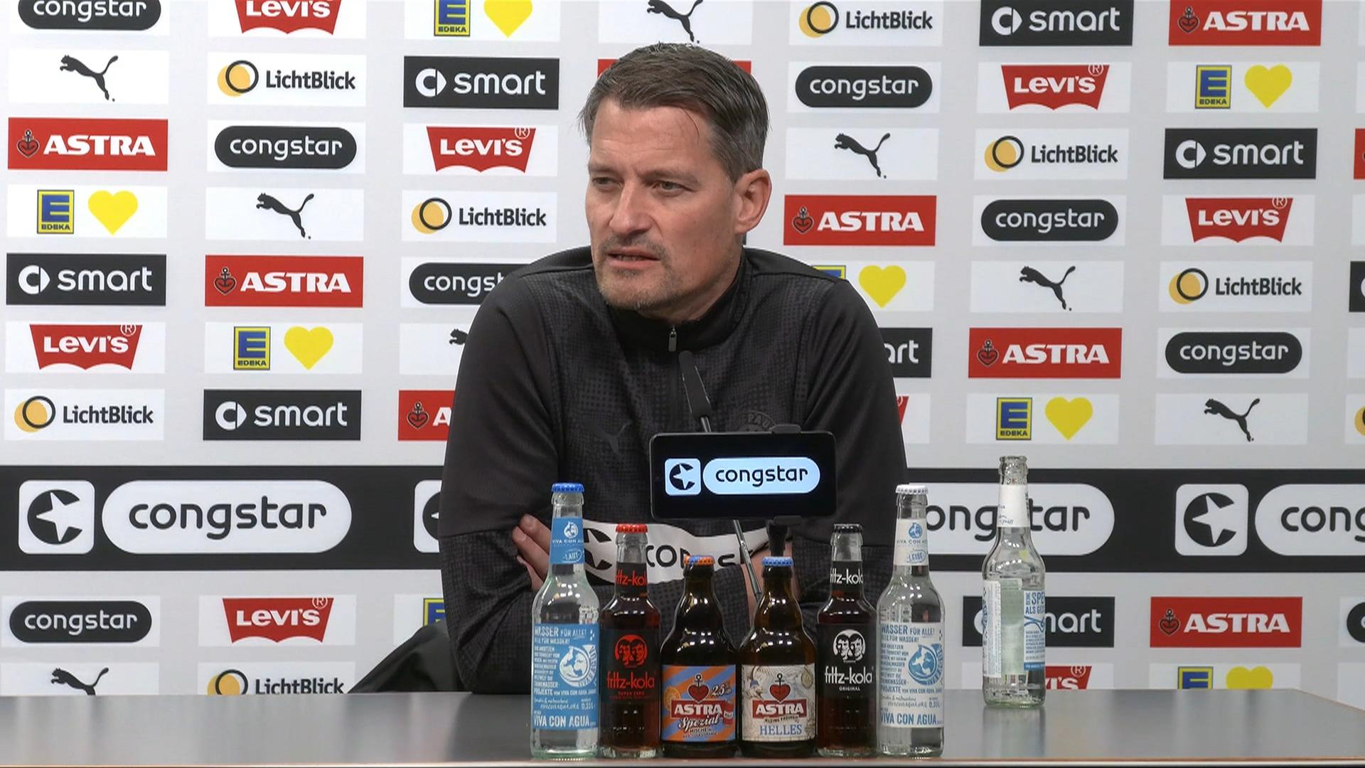Trainer Alexander Blessin auf der Pressekonferenz des FC St. Pauli | Sportschau