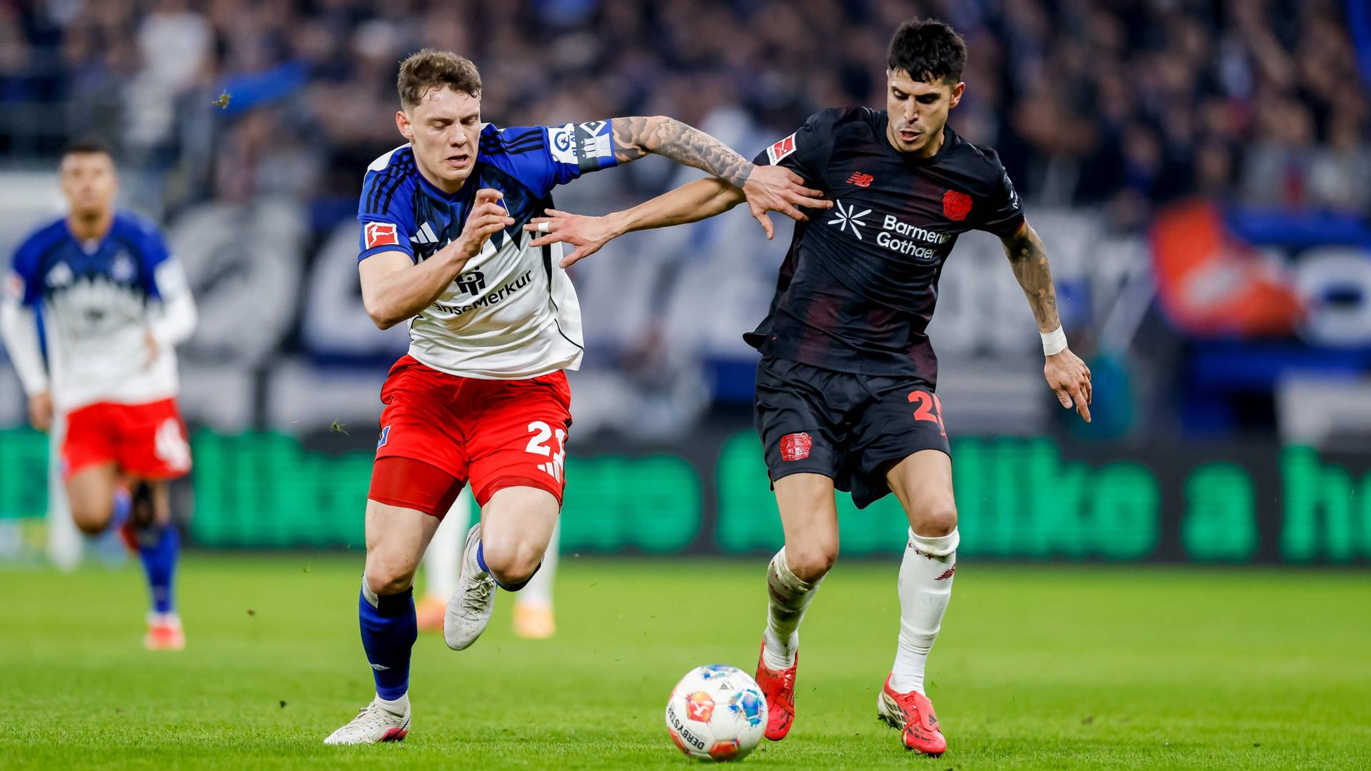 Игрок Гамбурга Николай Ремберг (слева) и Эсекьель Паласиос из Леверкузена в единоборстве