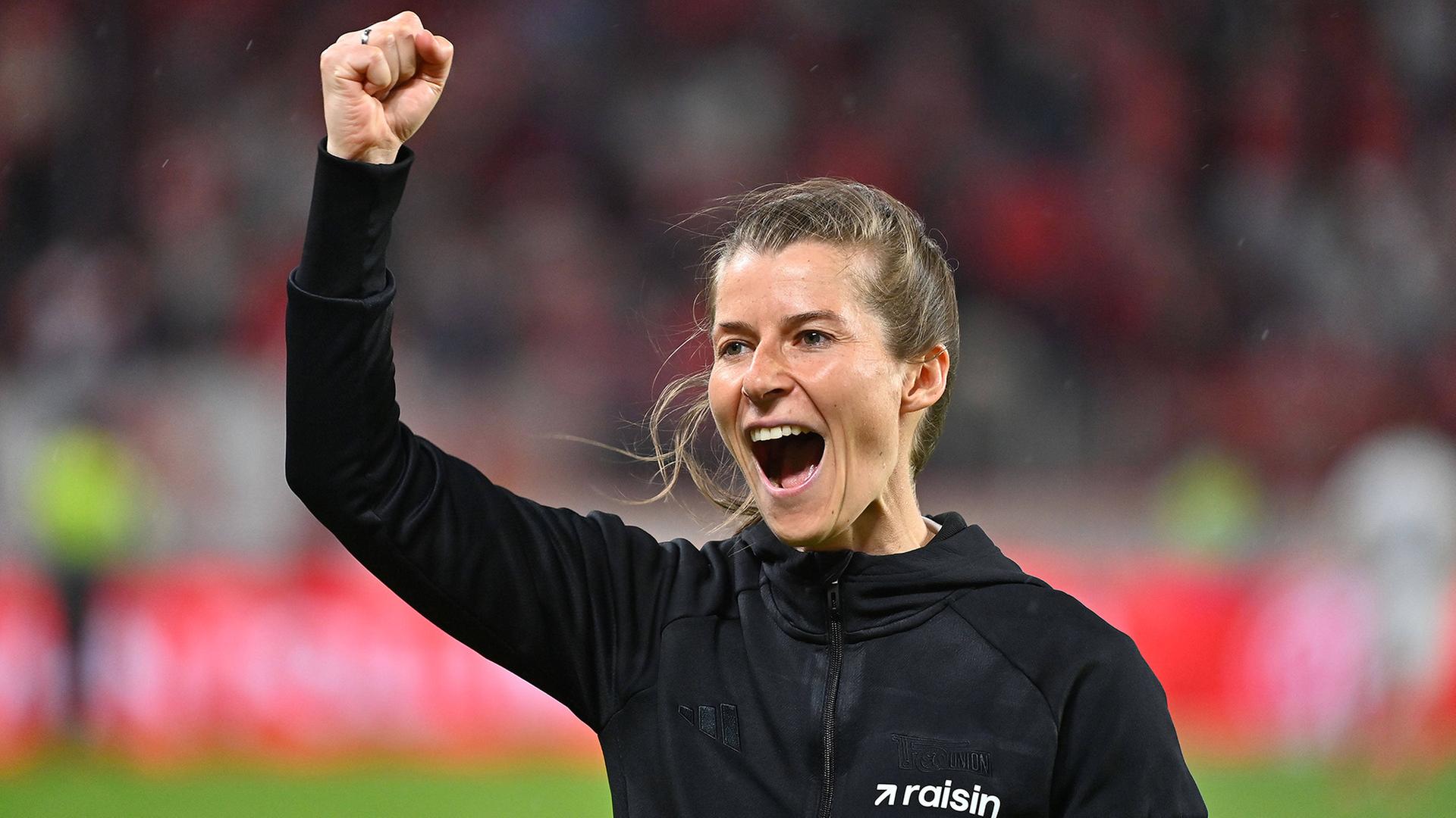 Marie-Louise Eta feiert als Trainerin von Union Berlin. (Foto: IMAGO / Sven Simon) | IMAGO / Sven Simon