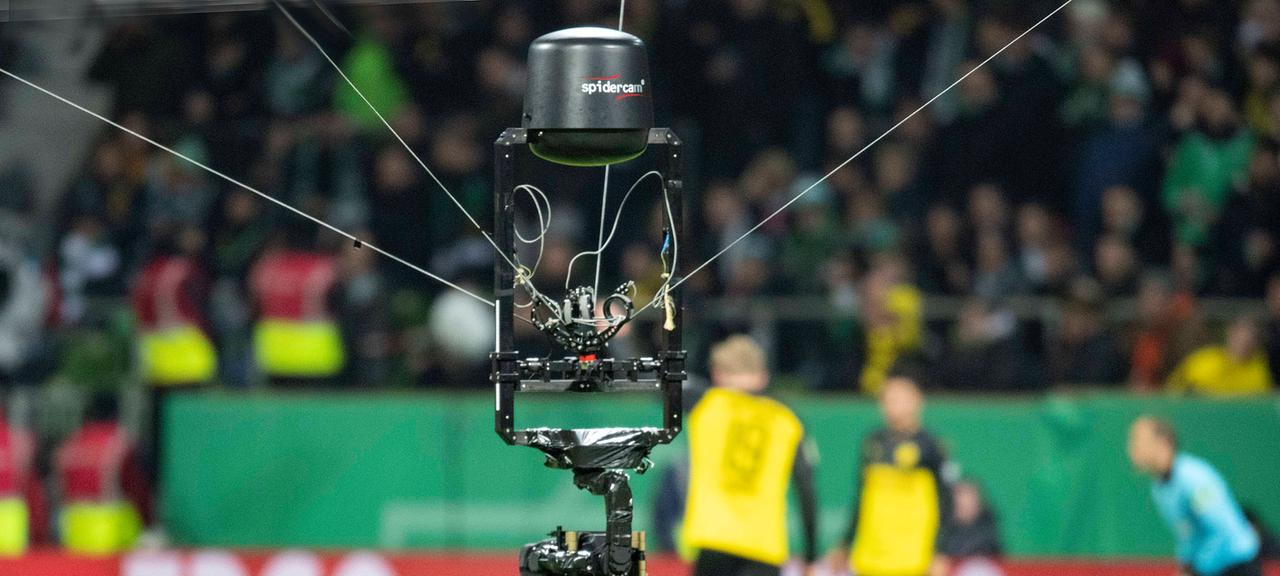 Eine Spider-Cam beim Fußball - getestet wurden Intervies im laufenden Spiel. | imago Eine Spider-Cam beim Fußball - getestet wurden Intervies im laufenden Spiel.