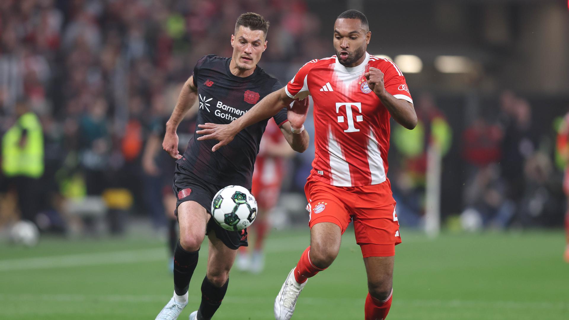 Patrick Schick im Zweikampf mit Jonathan Tah | ddp/Revierfoto