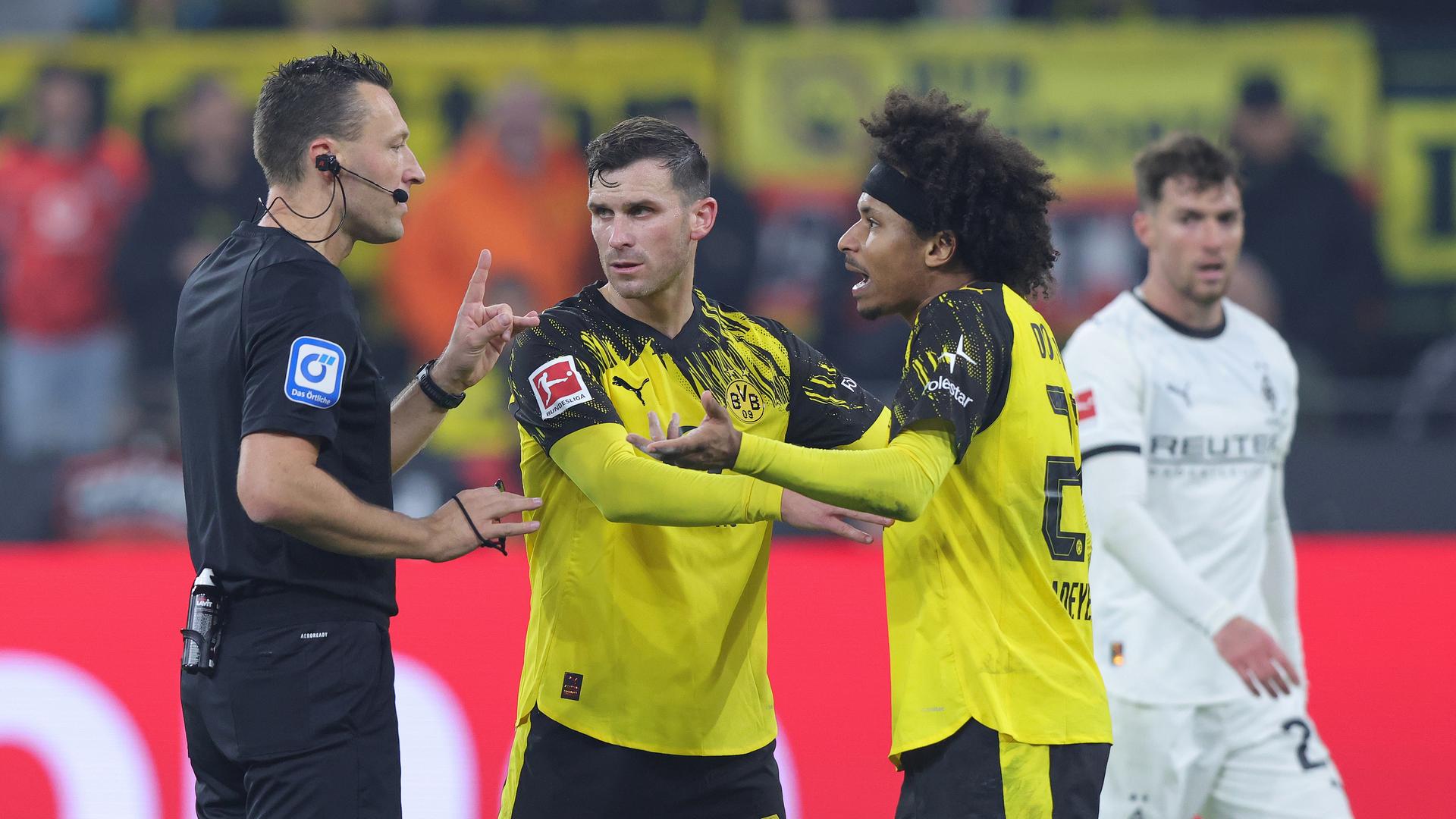 Schiedsrichter Sven Jablonski diskutiert mit dem Dortmunder Karim Adeyemi | Ralf Ibing /firo Sportphoto