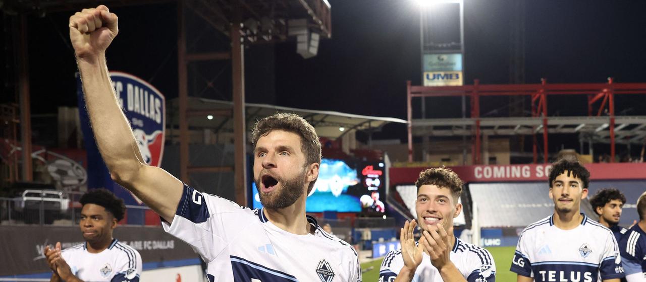 Thomas Müller jubelt nach dem Sieg über den FC Dallas.
