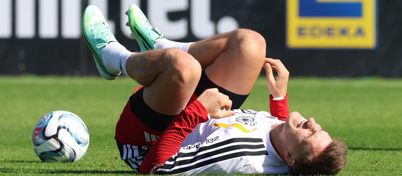 Nico Schlotterbeck liegt am Boden und wird behandelt