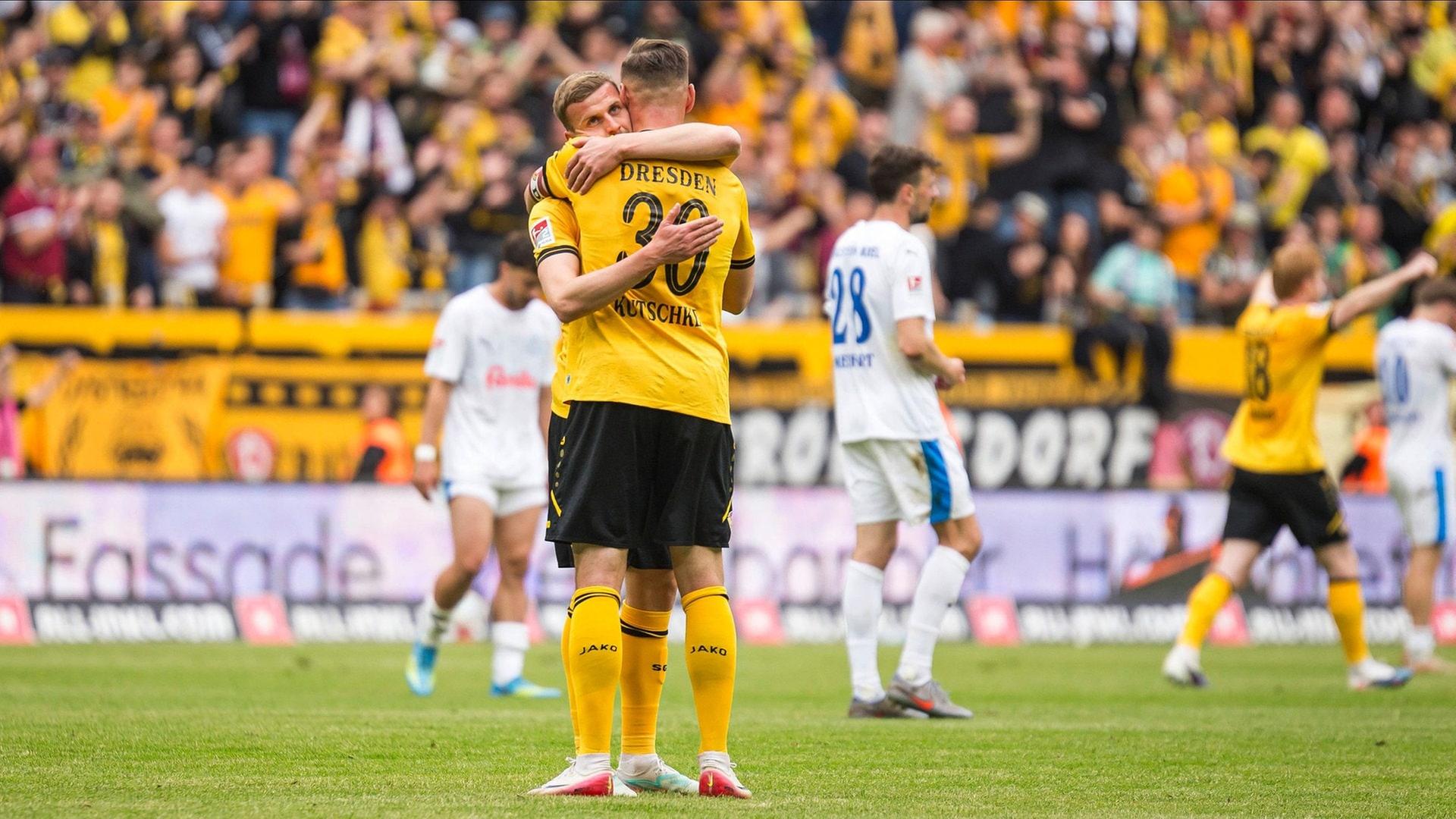SG Dynamo Dresden feiert Klassenerhalt und "Fußballgott" Kutschke