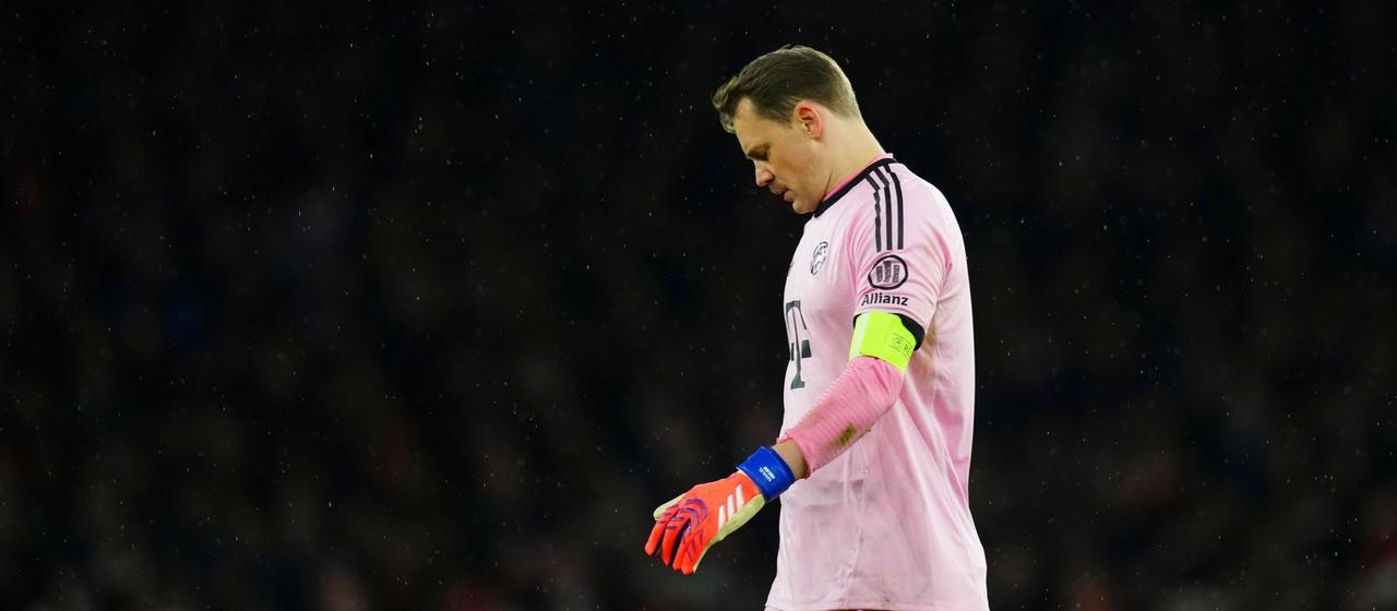 Manuel Neuer schaut enttäuscht zu Boden