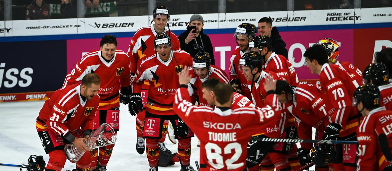 Moritz Müller feiert mit dem Deutschlandpokal und seinen Teamkollegen