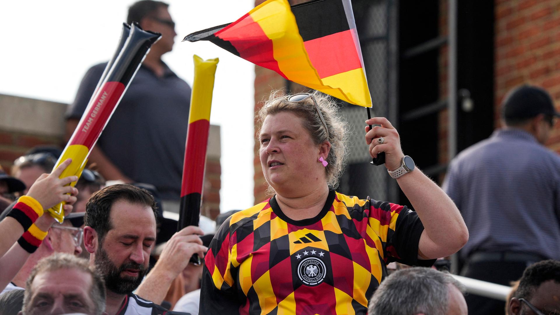 DFB-Blog: Fans feiern Nationalmannschaft in Winsto