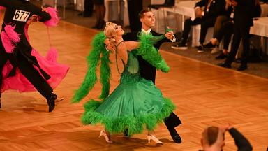 Das Standard-Tanzpaar Gabriele Bono und Oliwia Grzeska aus Polen schwebt beim Dance Sport Festival in Bremen übers Parkett.