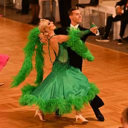 Das Standard-Tanzpaar Gabriele Bono und Oliwia Grzeska aus Polen schwebt beim Dance Sport Festival in Bremen übers Parkett.
