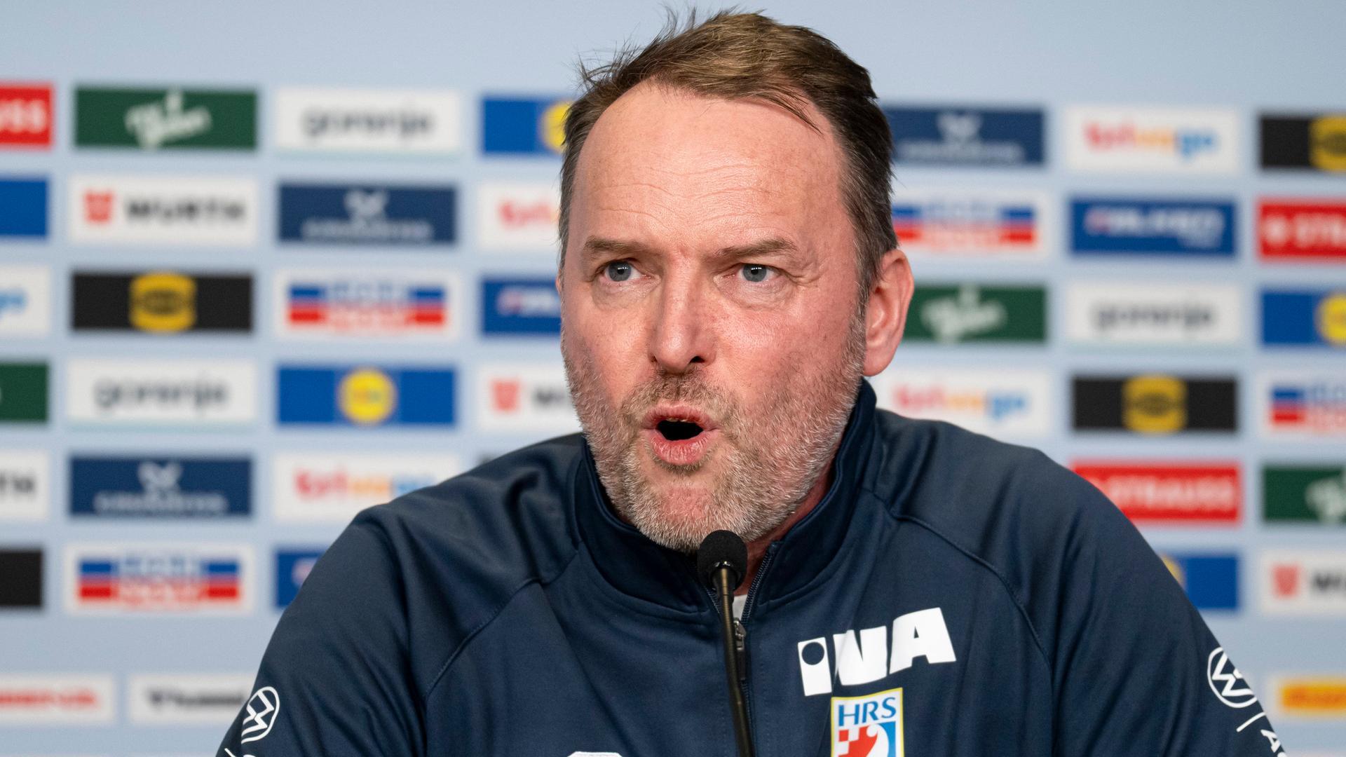 Dagur Sigurdsson auf der Pressekonferenz vor dem Spiel gegen Deutschland | Sina Schuldt/dpa