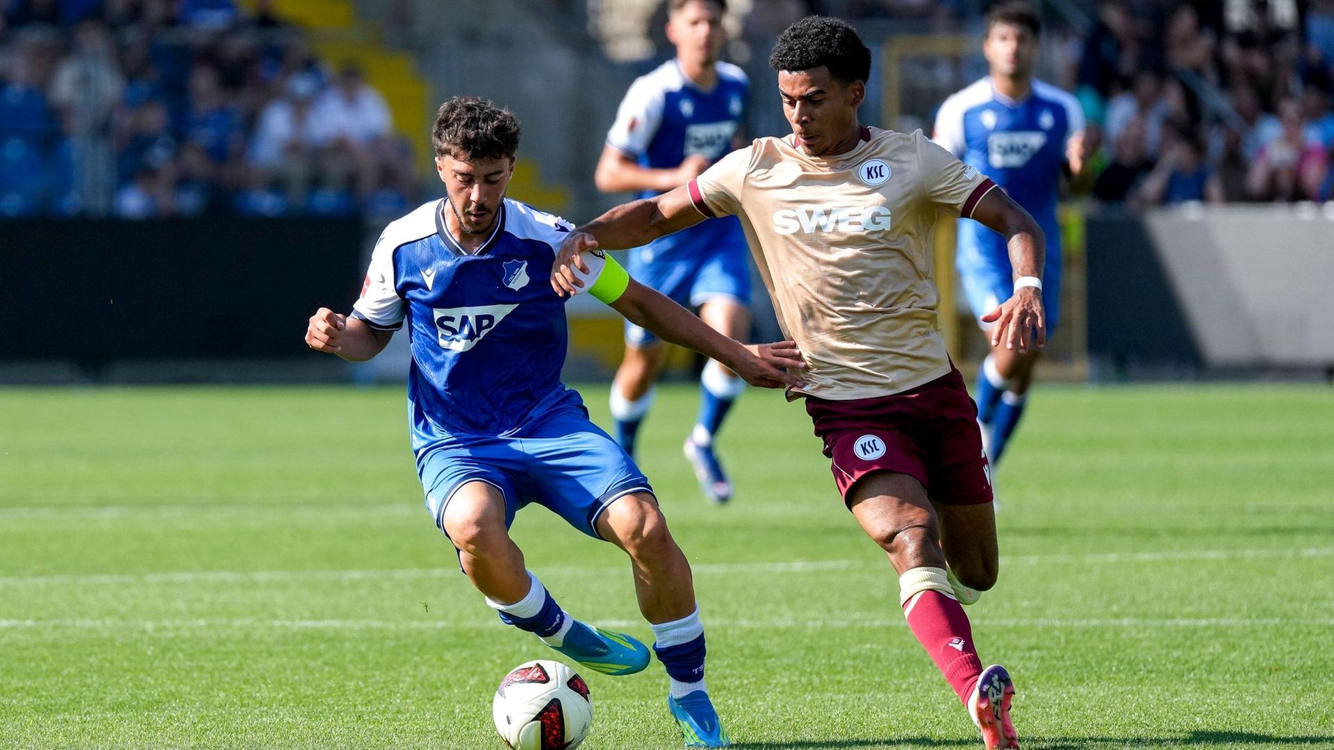 Umut Tohumcu (Hoffenheim, 25) im Zweikampf mit Kevin Wiethaup | IMAGO, IMAGO / foto2press