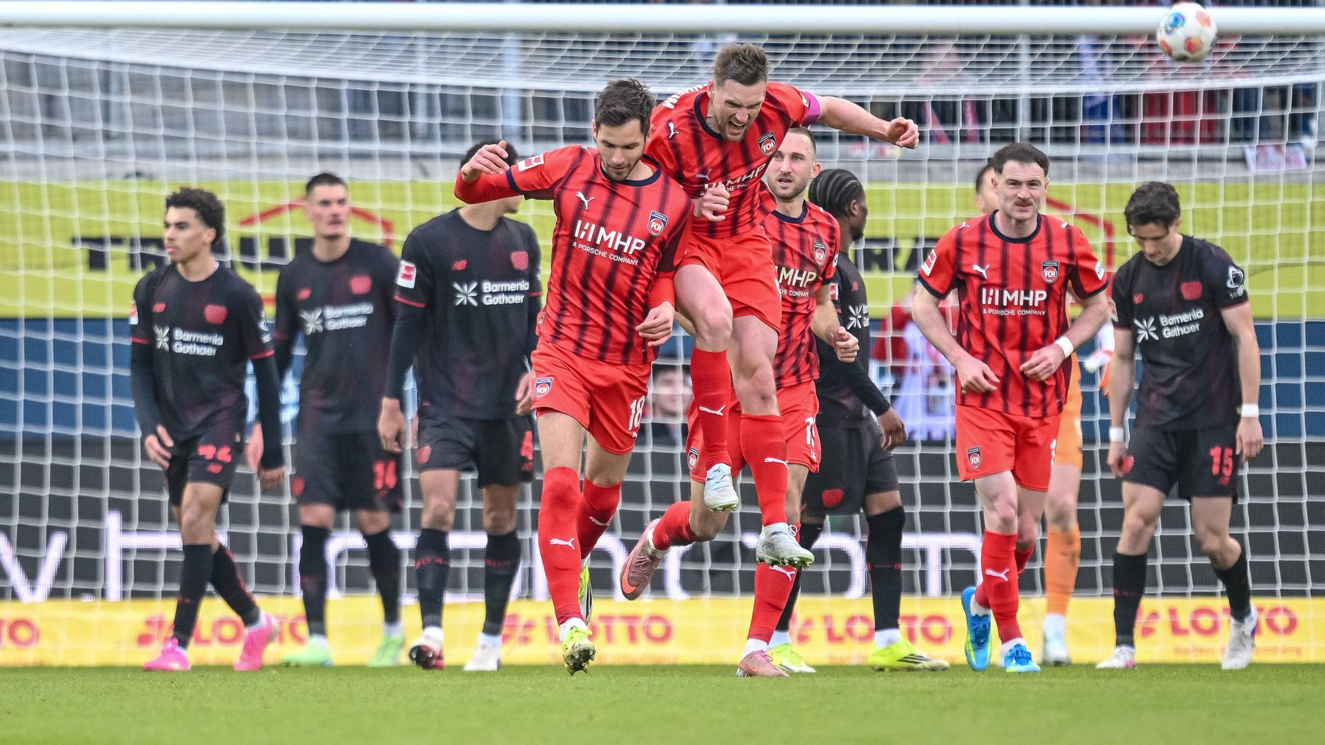 Маровин Пирингер празднует свой гол с товарищами по команде