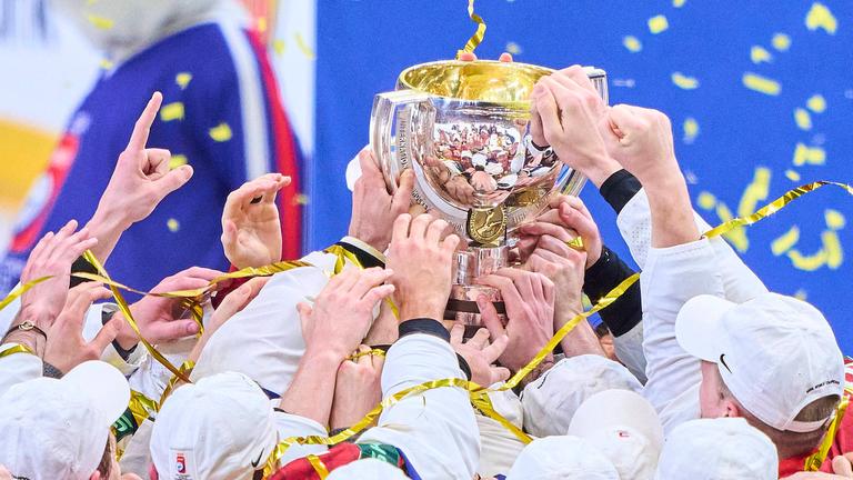 Tschechiens Eishockey-Nationalmannschaft reckt den WM-Pokal in die Höhe