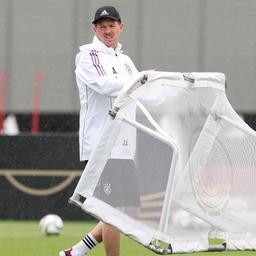 Julian Nagelsmann  trägt ein Tor im Training