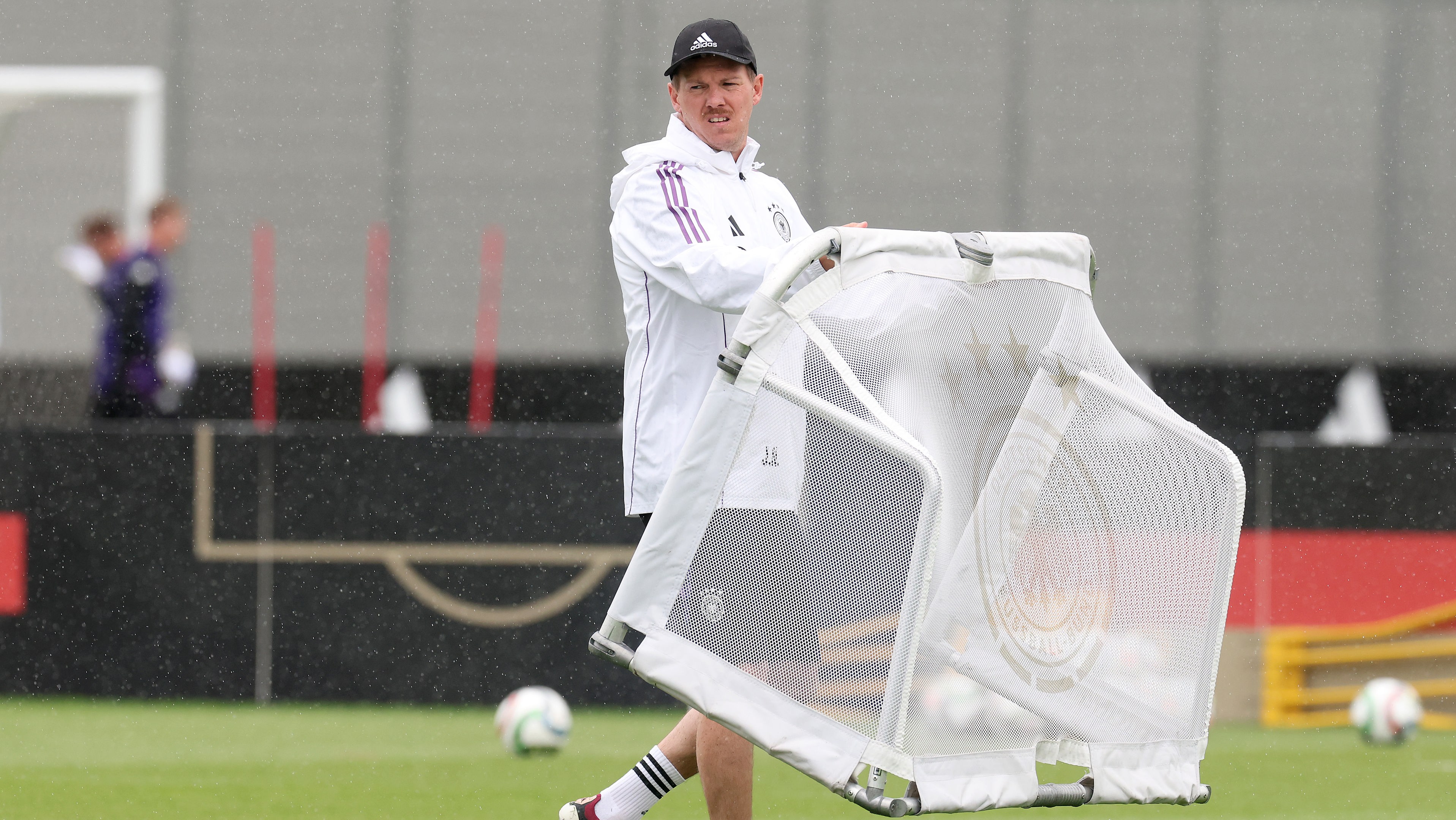 Julian Nagelsmann  trägt ein Tor im Training