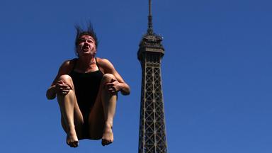 Maike Halbisch beim Klippenspringen in Paris