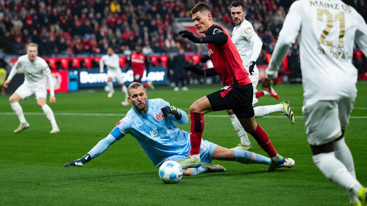 Patrik Schick umspielt den Mainzer Torhüter Robin Zentner | dpa/Marius Becker