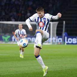 Gustav Christensen von Hertha BSC bei der Ballannahme.