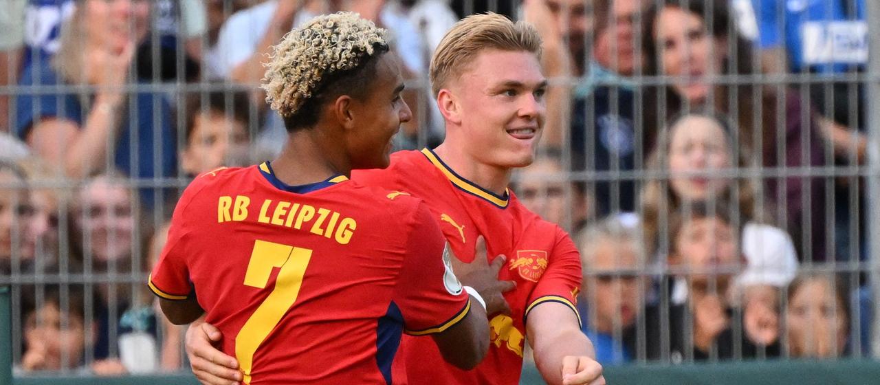RB Leipzigs Conrad Harder (r.) bejubelt sein Tor mit Antonio Nusa