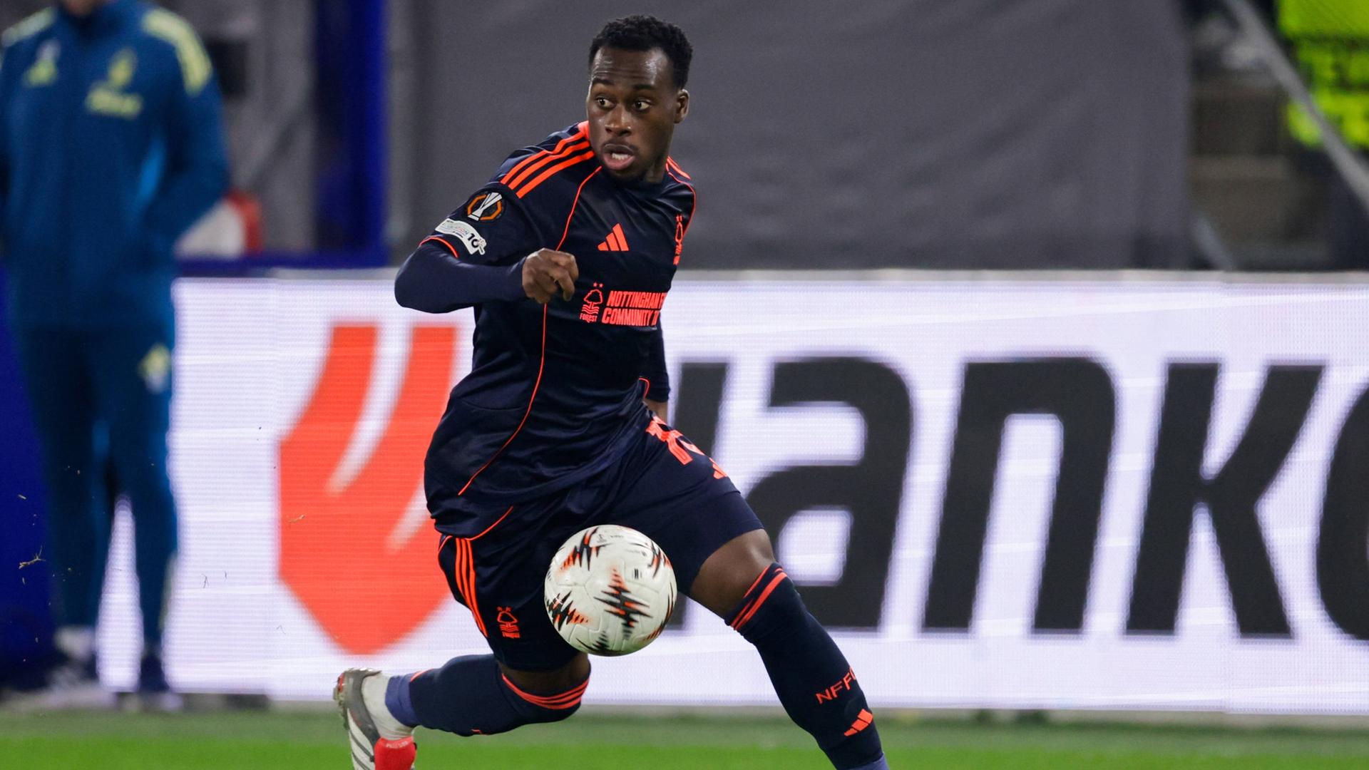 Arnaud Kalimuendo am Ball für Forest in der Europa League im Dezember.  | imago