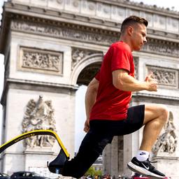 Markus Rehm vor dem Triumphbogen in Paris