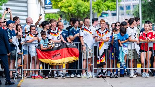 Deutsche Fans warten vor dem Teamhotel