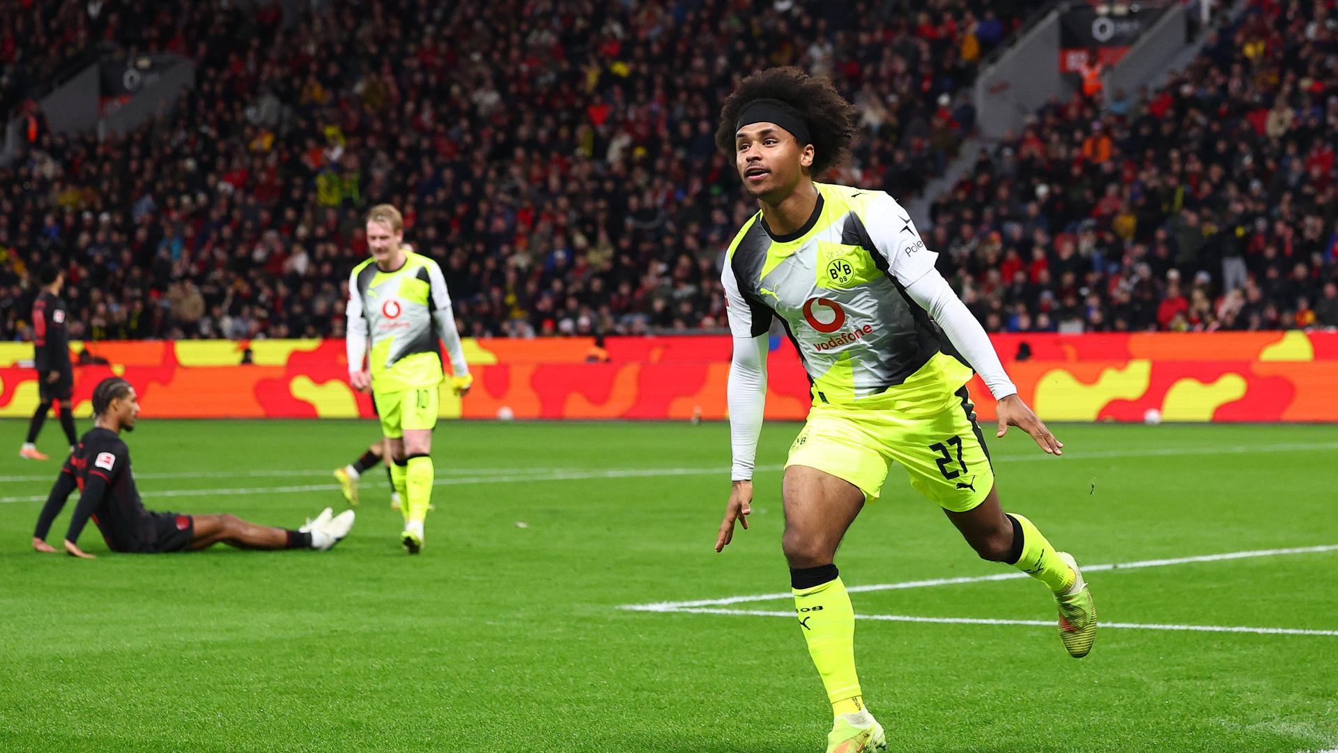 Karim Adeyemi (v.) jubelt über seinen Treffer im Spiel gegen Bayer 04 Leverkusen | REUTERS