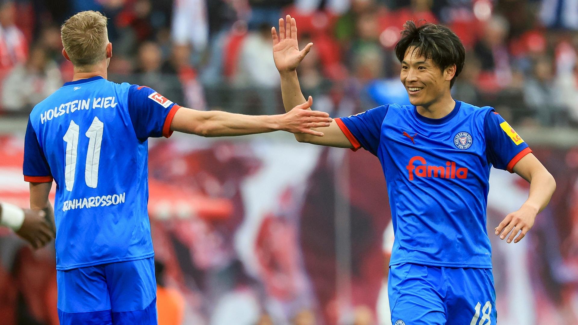 Alexander Bernhardsson (l.) und Shuto Machino klatschen sich ab. | picture alliance / dpa