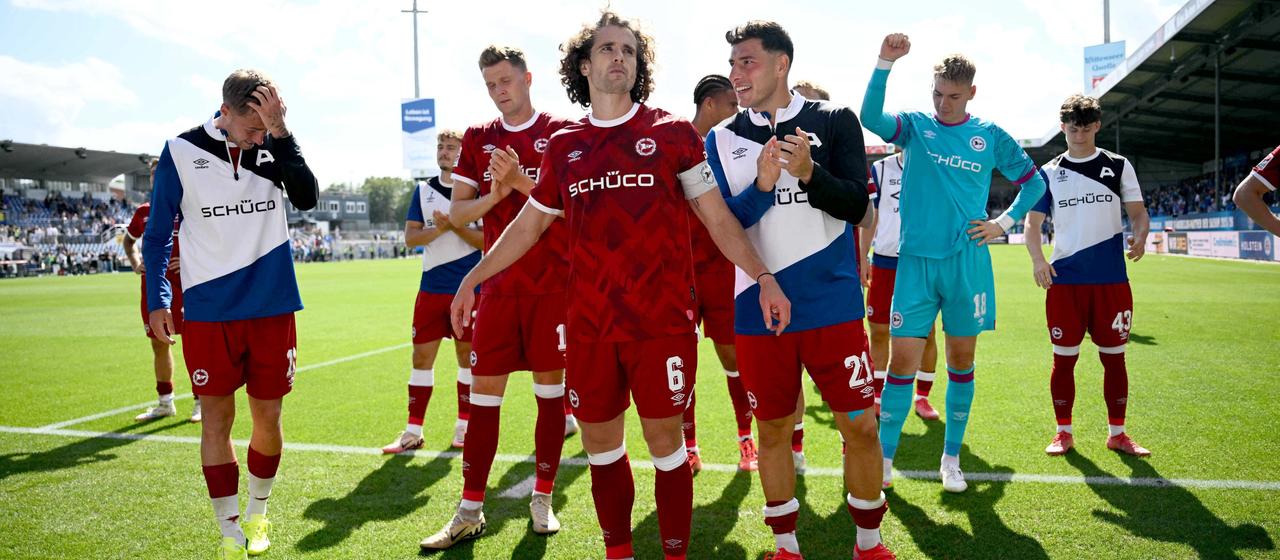 Die Spieler von Arminia Bielefeld feiern den Sieg