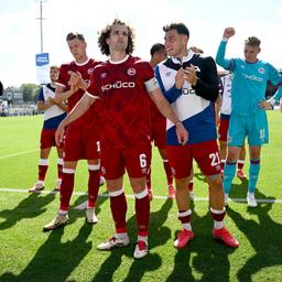 Die Spieler von Arminia Bielefeld feiern den Sieg