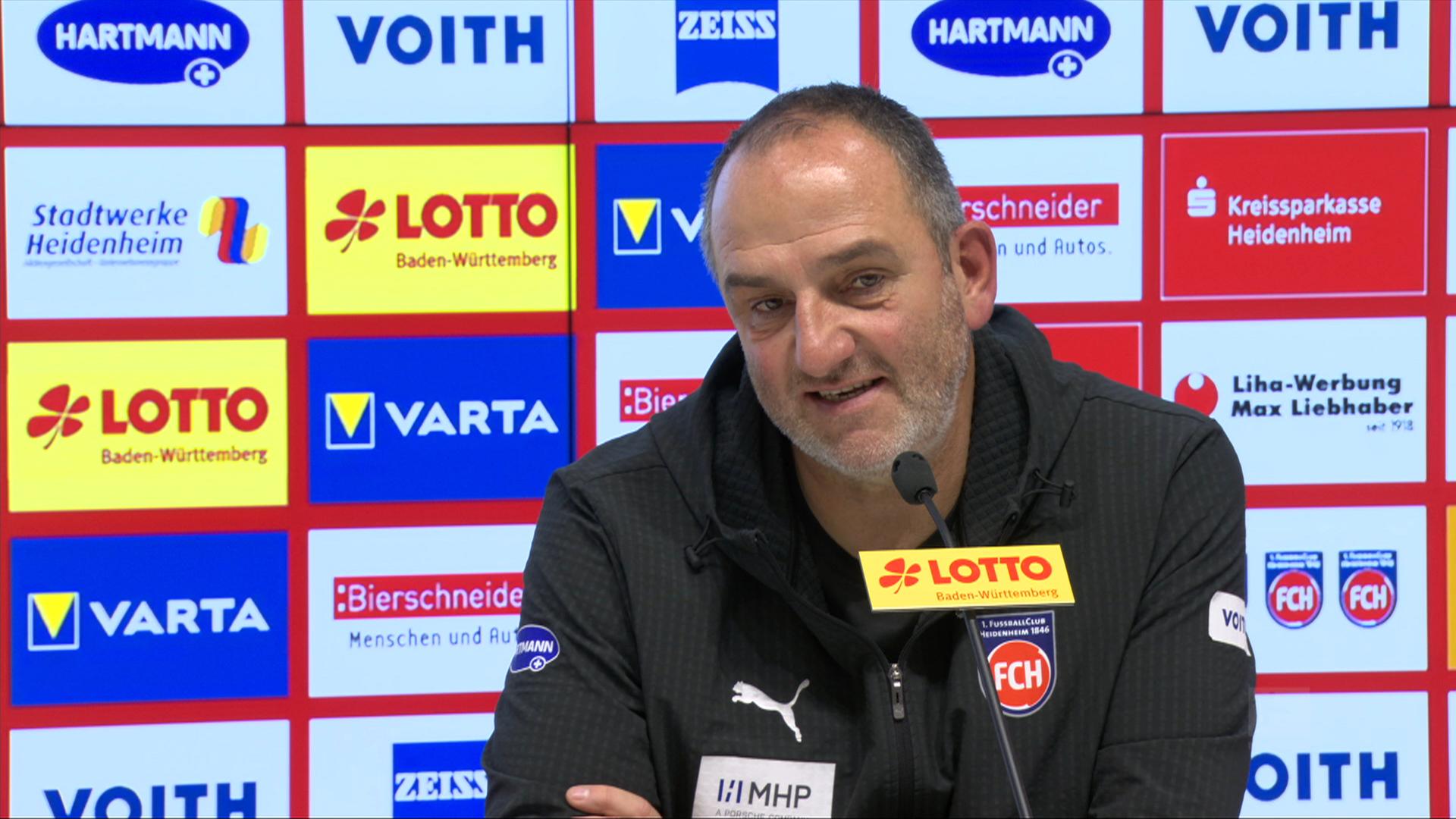 Frank Schmidt auf der Pressekonferenz | sportschau