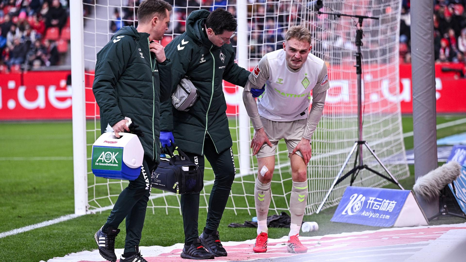 Amos Pieper wird nach seiner in Leerkusen erlittenen Verletzung behandelt. | Imago | Rhr-Foto