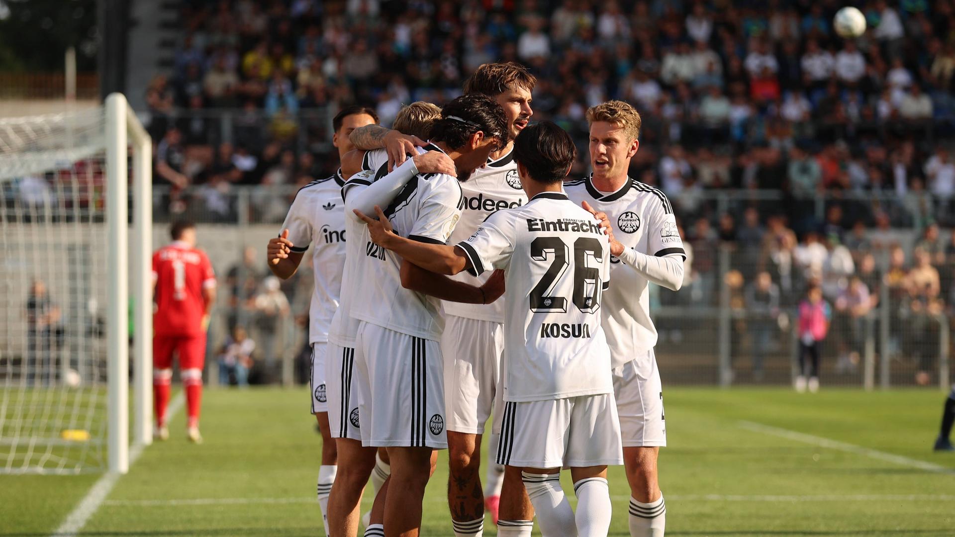 Jetzt live - Eintracht führt, KSC gegen Münster, FCK gegen Waldhof