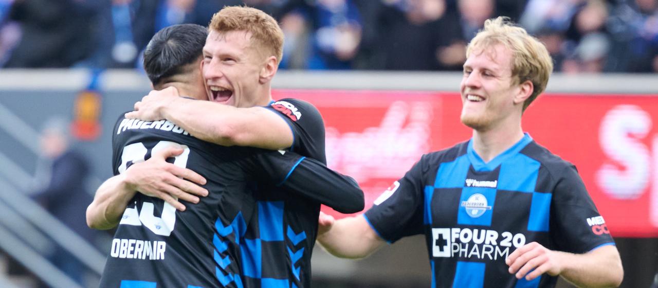 Laurin Curda (m.) jubelt über sein Tor zum 1:0.