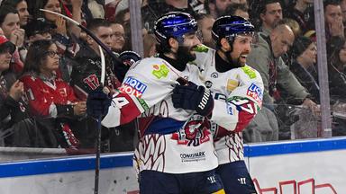 Liam Kirk (li.) und Gabriel Fontaine von den Eisbären Berlin [Quelle: IMAGO / osnapix]