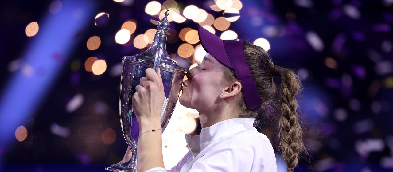 Elena Rybakina küsst die Trophäe