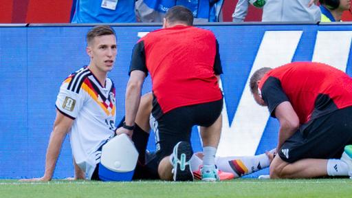 Nico Schlotterbeck sitzt verletzt am Boden