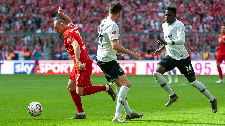 Ribery lässt FrankfurtsVerteidiger David Abraham und Danny da Costa stehen | REUTERS/ANDREAS GEBERT Ribery lässt FrankfurtsVerteidiger David Abraham und Danny da Costa stehen