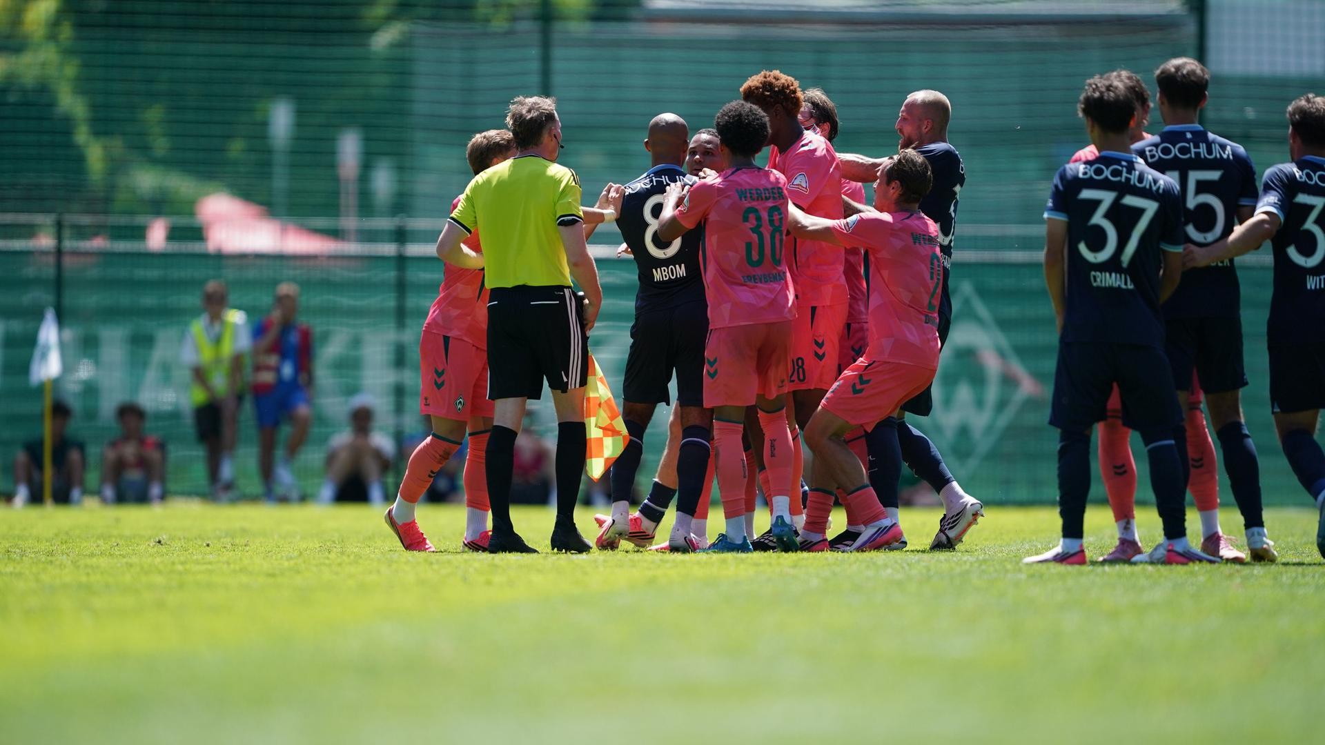 Einige Werder-Spieler in rosafarbenen Trikots geraten während eines Testspiels gegen Bochum mit Gegenspielern handgreiflich aneinander. | Gumzmedia | Andreas Gumz