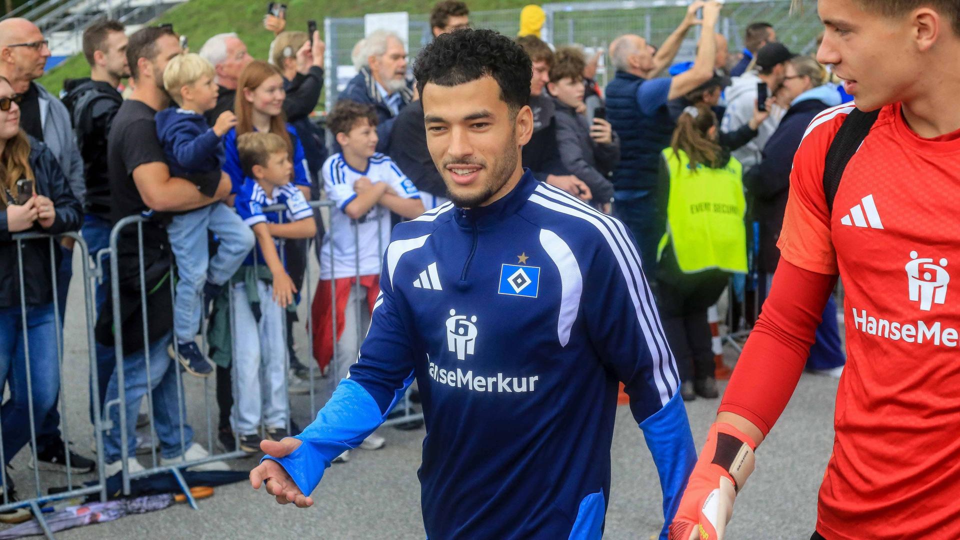 Zakaria El Ouahdi auf dem Weg zum Trainingsplatz | IMAGO/Oliver Ruhnke