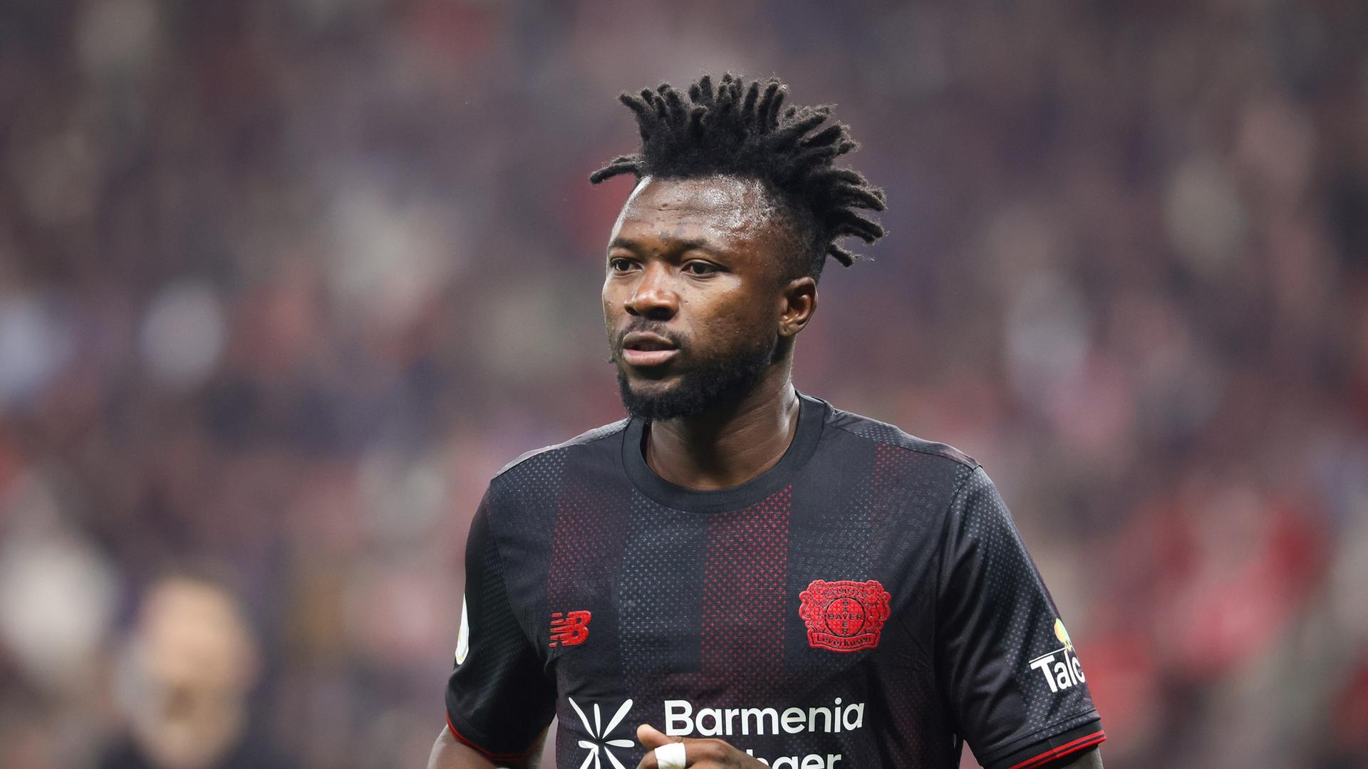 Bleibt weiter bei Bayer 04 Leverkusen: Edmond Tapsoba | picture alliance / Jb-sportfoto | Joachim Bywaletz