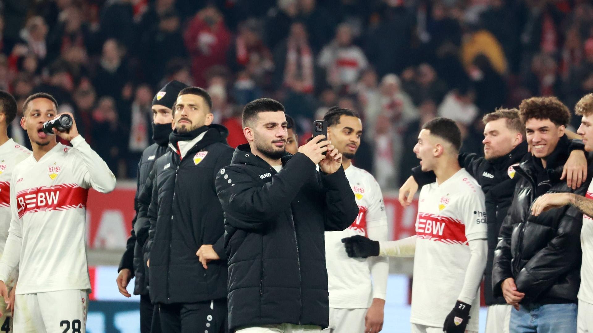 Deniz Undav (vorne) und der VfB Stuttgart feiern den Sieg gegen Eintracht Frankfurt | IMAGO, Sportfoto Rudel
