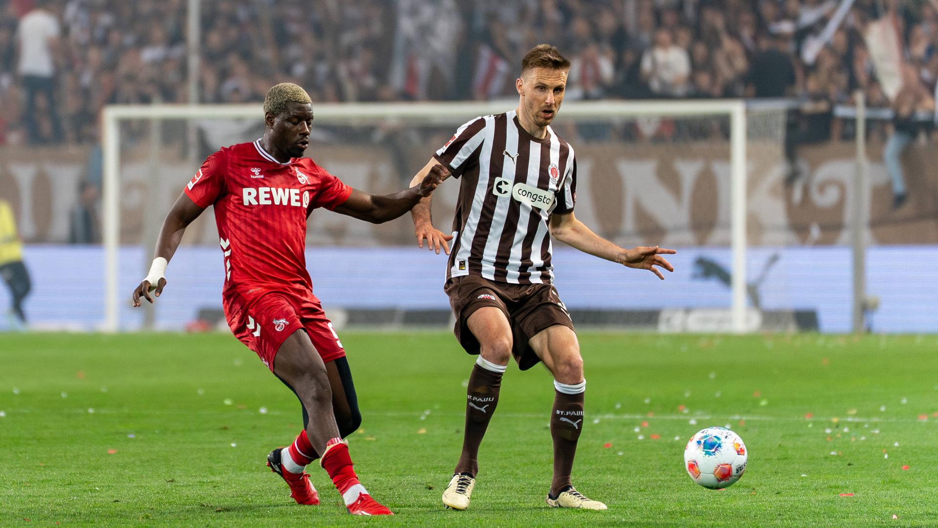 Zweikampf zwischen St. Pauli und Köln