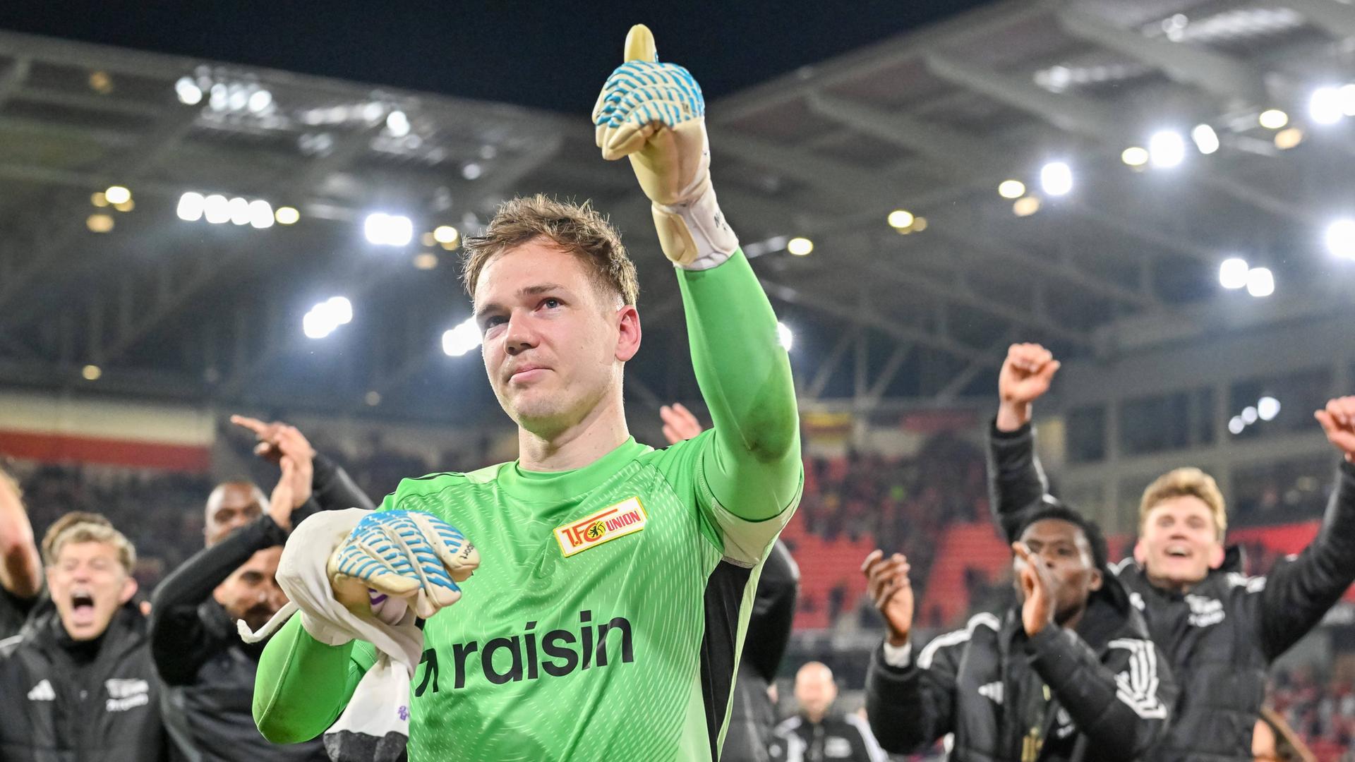 Matheo Raab wird vor der Kurve gefeiert | IMAGO/Eibner