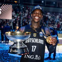Dennis Schöder mit seiner Goldmedaillie und der Trophäe nach dem EM-Sieg