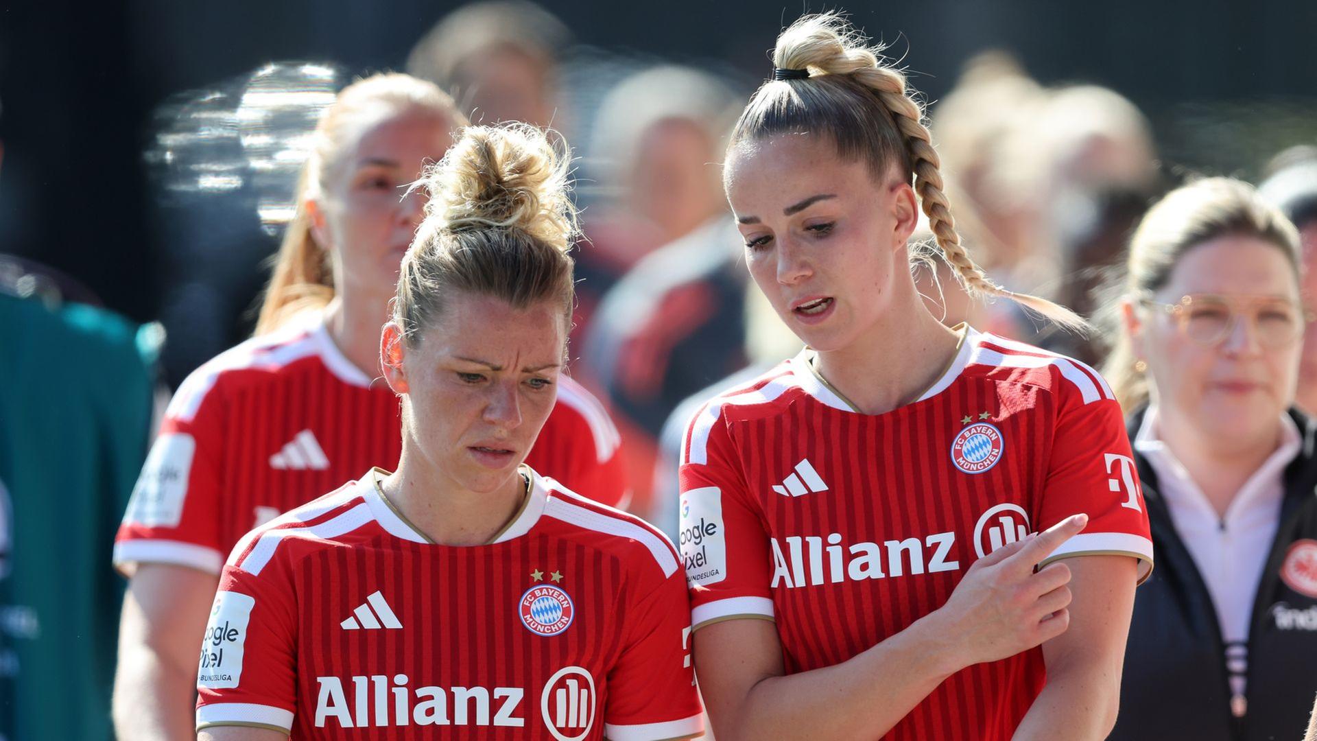 Linda Dallmann und Giulia Gwinn von den FC Bayern Frauen im GesprÃ¤ch. | picture alliance / sampics / Stefan Matzke | Stefan Matzke