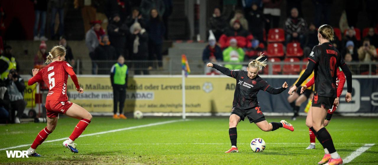 Vanessa Fudalla erzielt das 1:0 für Bayer Leverkusen im Spiel gegen den 1. FC Köln.