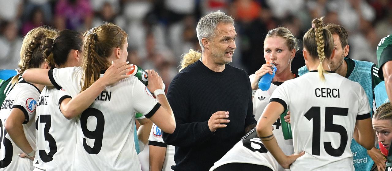 Bundestrainer Christian Wück hält eine Rede