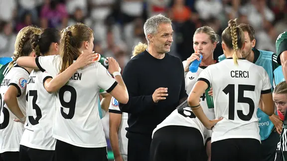 Bundestrainer Christian Wück hält eine Ansprache